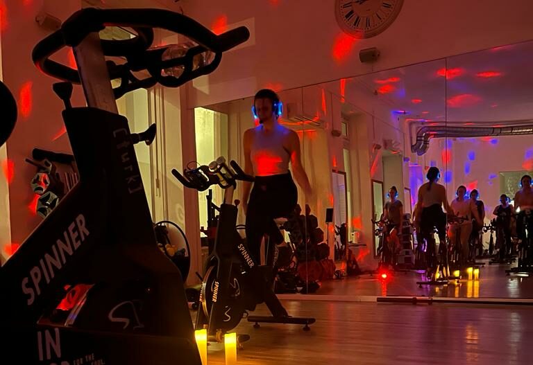 GK Studio Wien indoor disco cycling spinning in good shape